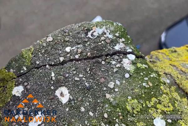 Beschadigde en verweerde nokvorst met scheuren en mos in Naaldwijk Beschadigde en verweerde nokvorst met scheuren en mos in Naaldwijk