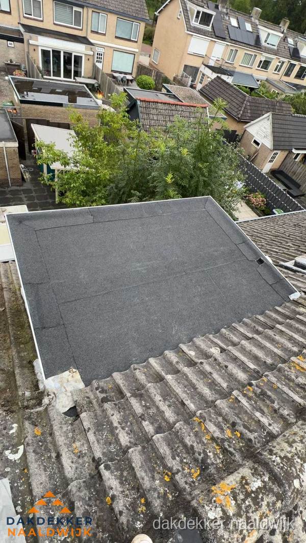 Plat dak aanbouw met bitumen dakbedekking in woonwijk Naaldwijk Plat dak aanbouw met bitumen dakbedekking in woonwijk Naaldwijk