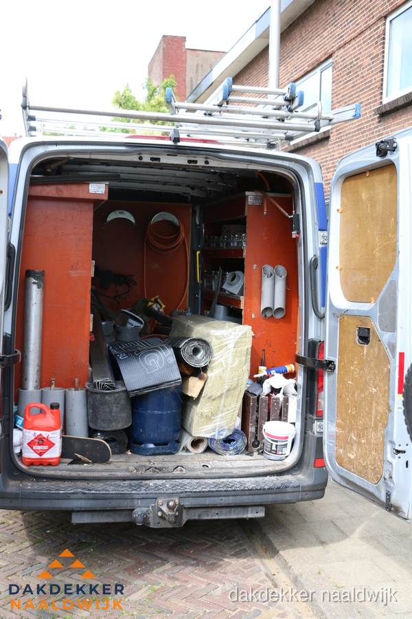 Bedrijfsbus van dakdekker met gereedschap en materialen in Naaldwijk Bedrijfsbus van dakdekker met gereedschap en materialen in Naaldwijk