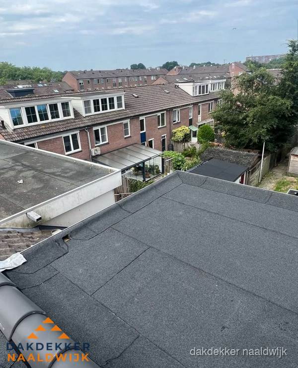 Vernieuwd plat dak met bitumen in woonwijk in Naaldwijk