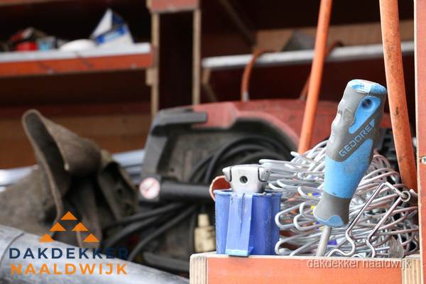 Professioneel gereedschap van dakdekker in Naaldwijk