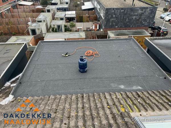 Plat dak met nieuwe bitumen dakbedekking en brandgereedschap in Naaldwijk Plat dak met nieuwe bitumen dakbedekking en brandgereedschap in Naaldwijk