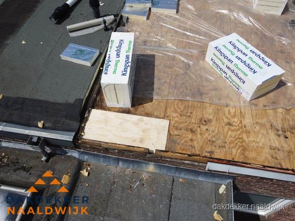 Plat dak isolatie met Kingspan isolatieplaten tijdens renovatie in Naaldwijk