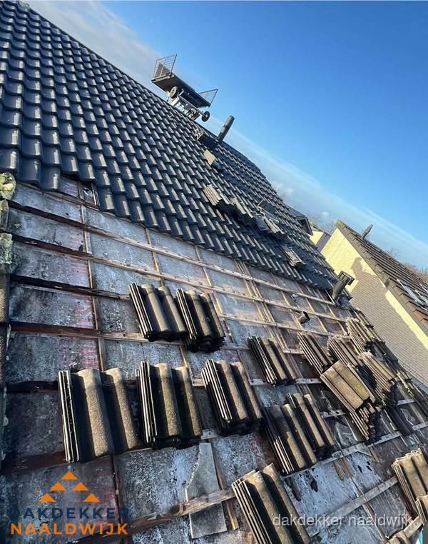 Schuin dak renovatie met nieuwe dakpannen in Naaldwijk Schuin dak renovatie met nieuwe dakpannen in Naaldwijk