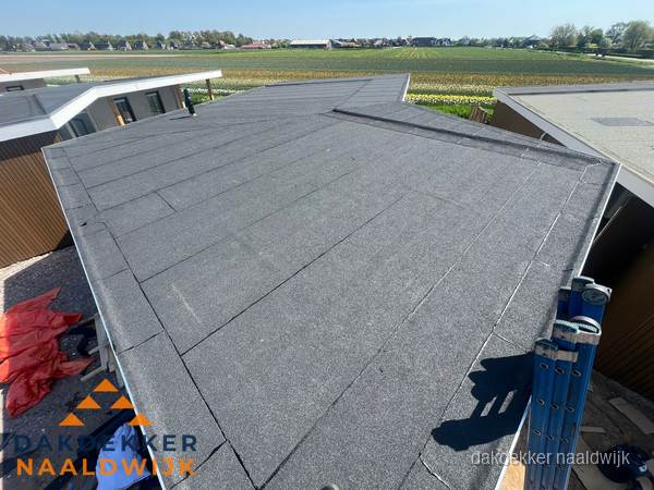Nieuw bitumen plat dak met uitzicht over landschap in Naaldwijk