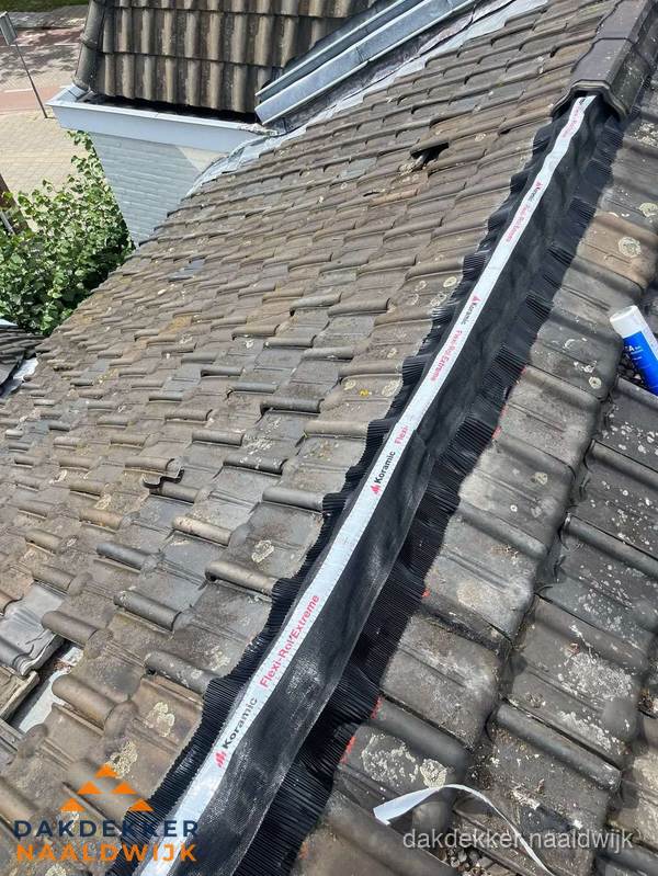 Nokvorst renovatie met Koramic nokrol op schuin pannendak in Naaldwijk