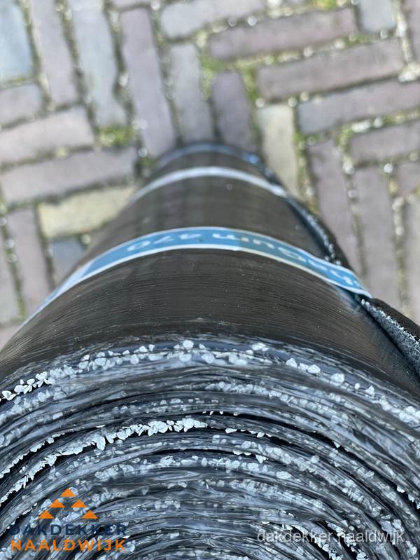 Rol bitumen dakleer met leislag voor plat dak in Naaldwijk Rol bitumen dakleer met leislag voor plat dak in Naaldwijk