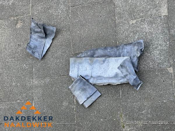 Oude verwijderde loodslabben na vervanging in Naaldwijk