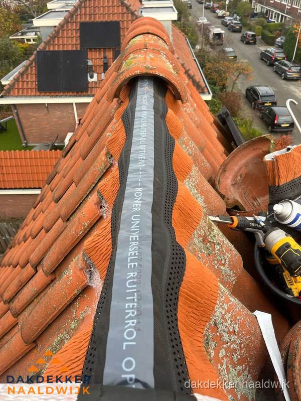 Dakdekker vervangt nokvorst met ruiterrol op pannendak in Naaldwijk Dakdekker vervangt nokvorst met ruiterrol op pannendak in Naaldwijk
