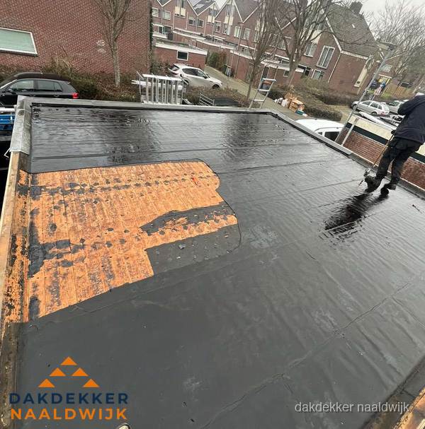 Dakdekker brengt EPDM dakbedekking aan op plat dak in Naaldwijk