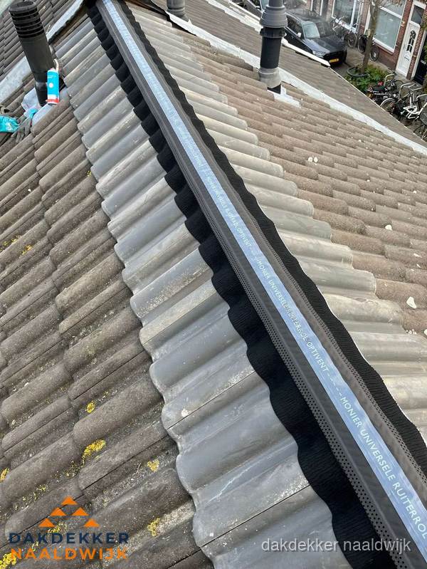 Nokvorst met Monier ventilatie op schuin pannendak in Naaldwijk Nokvorst met Monier ventilatie op schuin pannendak in Naaldwijk