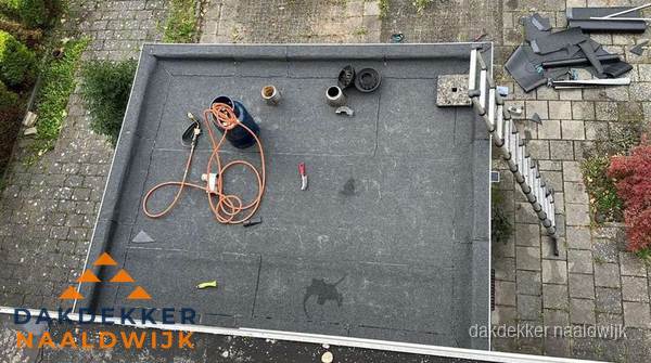 Plat dak met nieuwe bitumen bedekking in Naaldwijk Plat dak met nieuwe bitumen bedekking in Naaldwijk