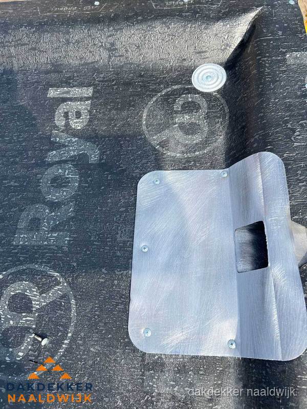 Dakgoot aansluiting op bitumen dak in Naaldwijk