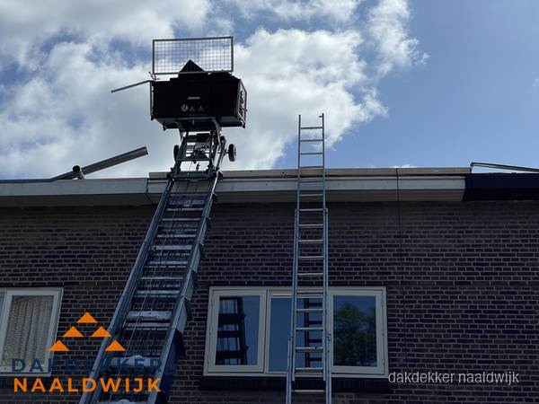 Ladderlift en ladder bij woning voor dakinspectie in Naaldwijk