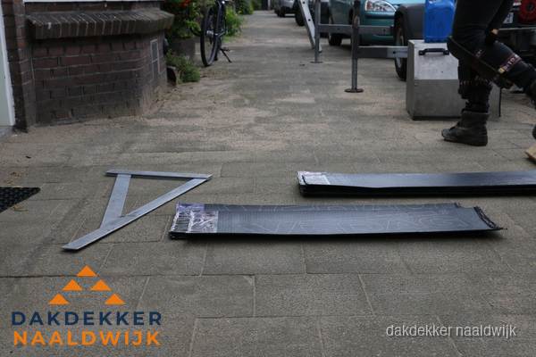Dakbedekkingsmateriaal en zinkwerk klaargelegd voor reparatie in Naaldwijk Dakbedekkingsmateriaal en zinkwerk klaargelegd voor reparatie in Naaldwijk