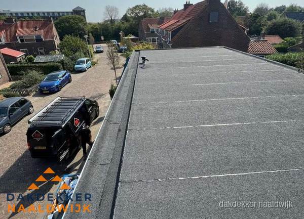 Nieuw bitumen plat dak met uitzicht over woonwijk in Naaldwijk Nieuw bitumen plat dak met uitzicht over woonwijk in Naaldwijk